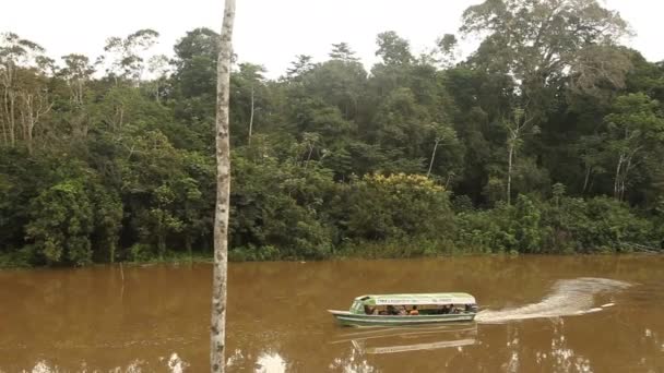 Mensen reizen op de Amazone-rivier — Stockvideo