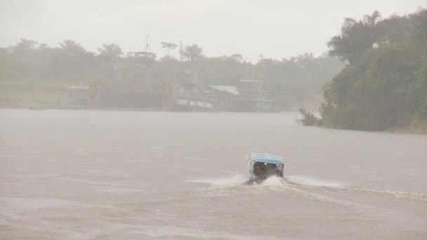 Boot auf dem Fluss an einem regnerischen Tag, Südamerika — Stockvideo