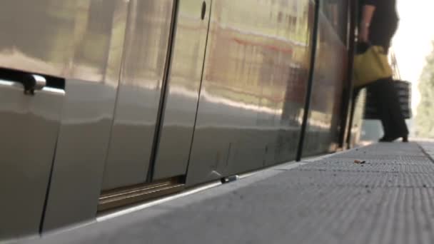 Cestující nastupovat do vlaku — Stock video