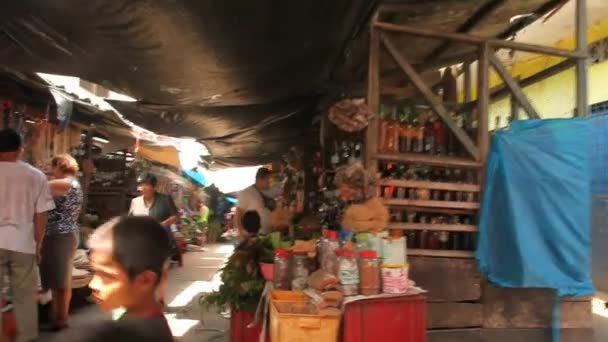 IQUITOS, PERU - CIRCA NOV 2011: Рынок в городе Икитос в тропических лесах Перу около ноября 2011 года в Икитос, Перу — стоковое видео