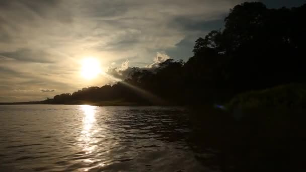 Paseo en barco por el río Amazonas — Vídeo de stock