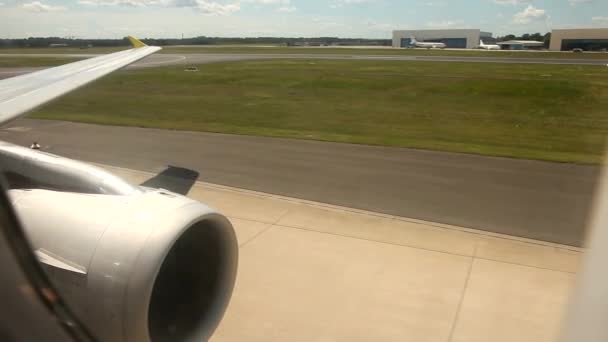 Repülőgép a repülőtéren — Stock videók