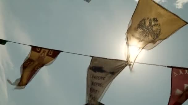 Флаги возле греческой церкви — стоковое видео