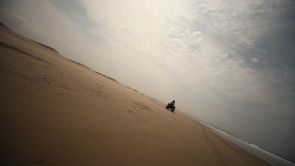 Vrouw quad rijden op het strand — Stockvideo