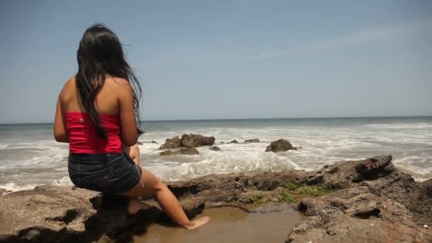 Mujer latina en la playa — Vídeo de stock