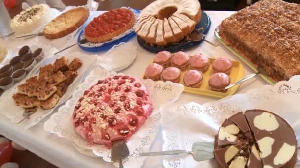 Cakes in restaurant — Stock Video