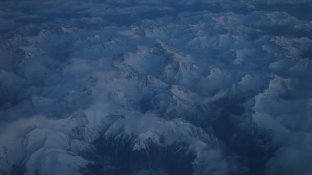 Volando sobre las montañas — Vídeos de Stock