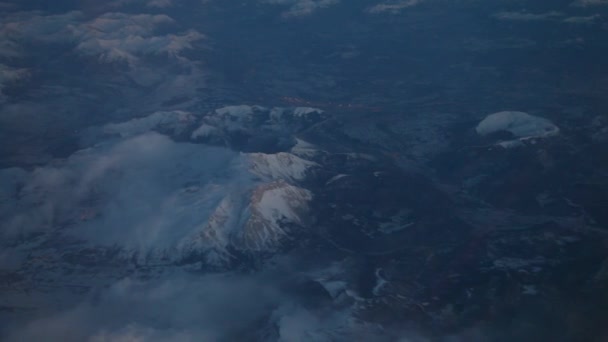 Sobrevoando montanhas — Vídeo de Stock