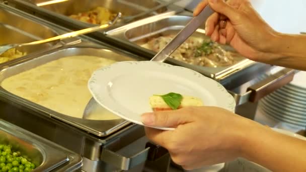 Restaurace hosté vybírat jídlo formou bufetu — Stock video