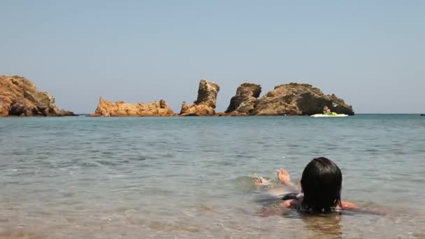 Mujer relajante en la playa de Grecia — Vídeos de Stock