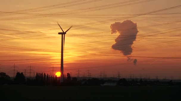 Postes de alimentación en la puesta de sol roja — Vídeo de stock