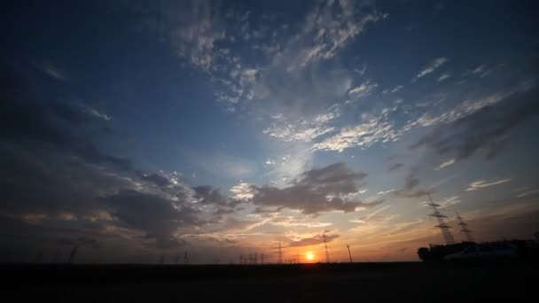 Pilones de energía eléctrica durante la puesta del sol — Vídeos de Stock