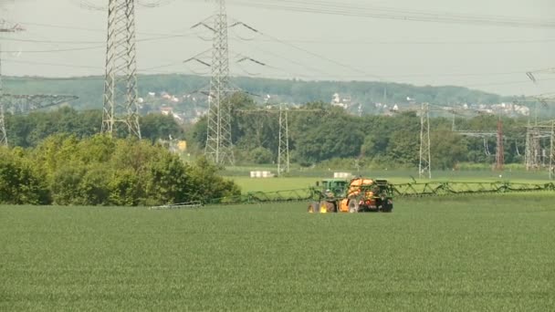 Traktor på fältet — Stockvideo