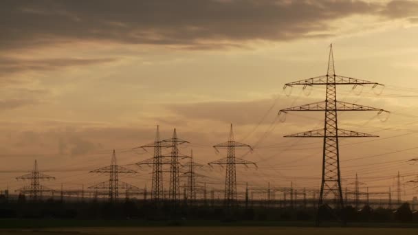 Puesta de sol sobre líneas eléctricas — Vídeo de stock