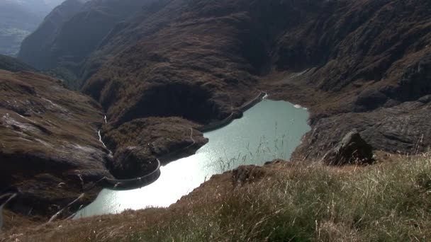 山の近くの障壁湖 — ストック動画