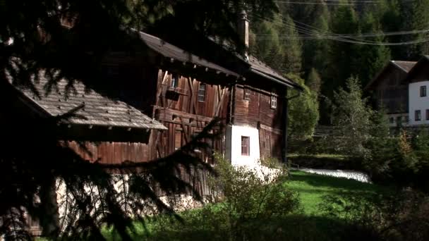 Hütte in den österreichischen Alpen — Stockvideo