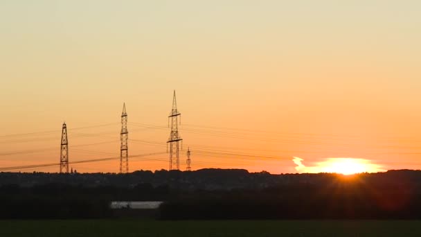 Solnedgången över kraftledningar — Stockvideo