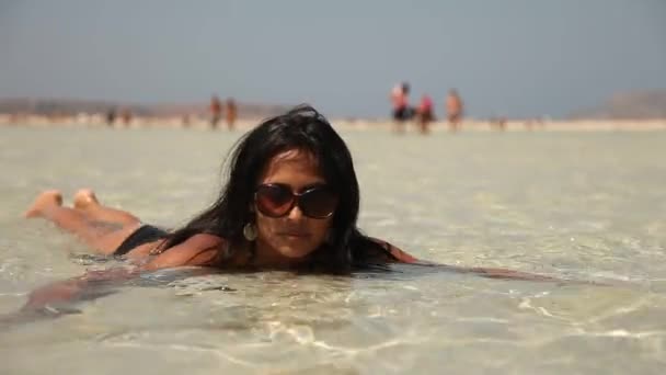 Mulher relaxante na praia da Grécia — Vídeo de Stock