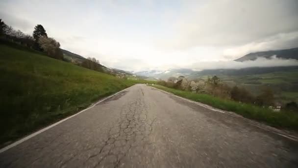 Condução em um paísestrada — Vídeo de Stock