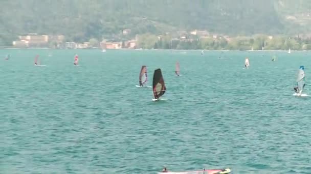 Segelboarder am Gardasee, Italien — Stockvideo