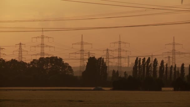 Solnedgången över kraftledningar — Stockvideo