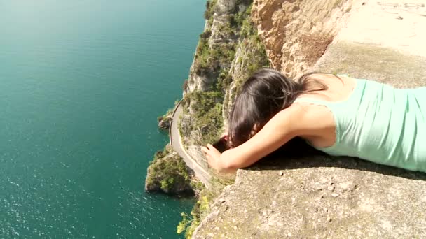 Mujer en el lago — Vídeo de stock