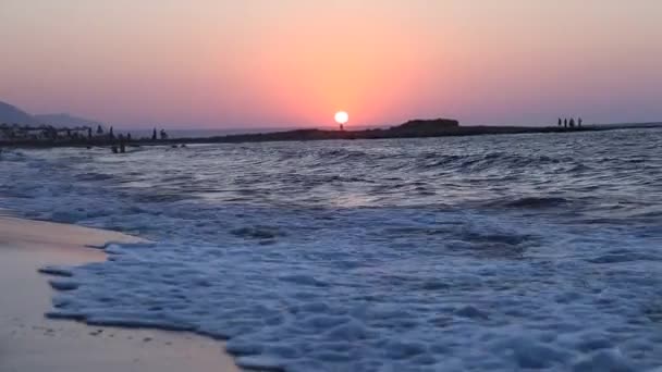 Ηλιοβασίλεμα στην παραλία στην Κρήτη — Αρχείο Βίντεο