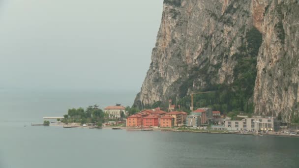 Pueblo en el lago — Vídeos de Stock