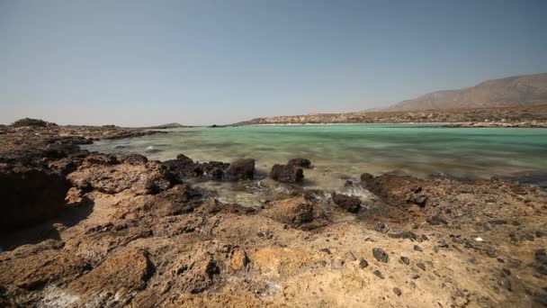 海滩上的 elafonisi 在克里特岛，希腊 — 图库视频影像