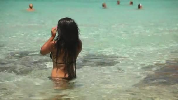 Donna rilassante sulla spiaggia della Grecia — Video Stock