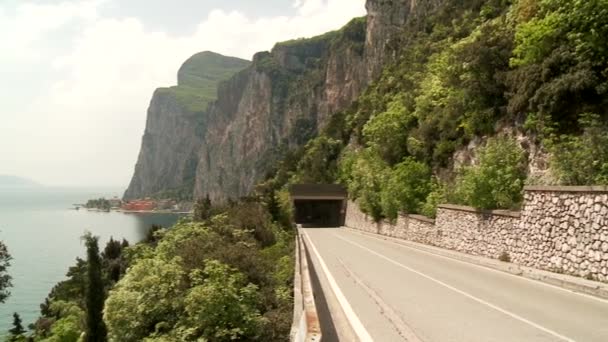 Carretera en el lago Garda en Italia — Vídeo de stock