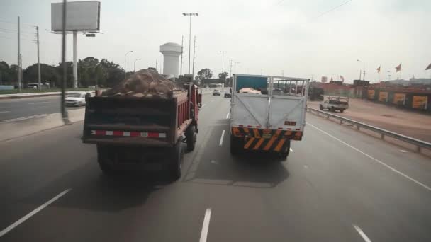 LIMA, PERÚ - CIRCA 2012: Conducir en Lima — Vídeos de Stock