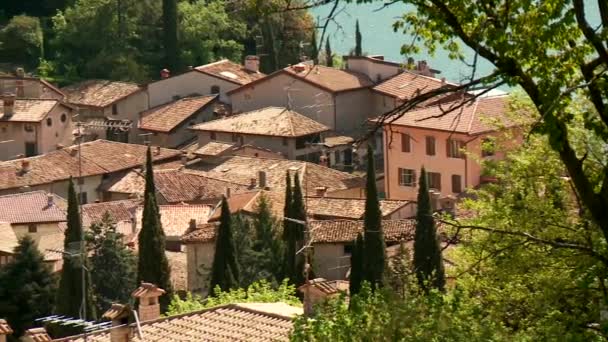 Village typique en Italie, lac de Garde — Video