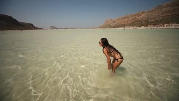 Ontspannen vrouw aan het strand van Griekenland — Stockvideo