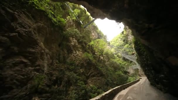 Cañón en la carretera, Italia — Vídeo de stock