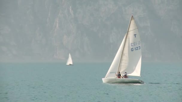 Segelboot auf dem Gardasee — Stockvideo