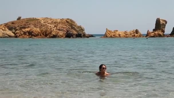 Donna rilassante sulla spiaggia della Grecia — Video Stock