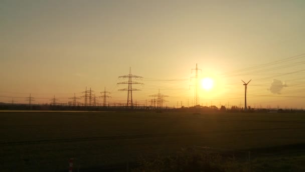 Západ slunce nad elektrické vedení — Stock video