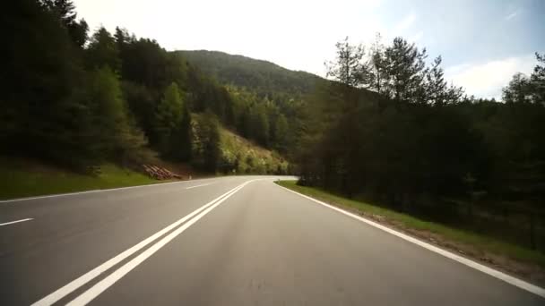 Rijden op een snelweg in de Alpen — Stockvideo