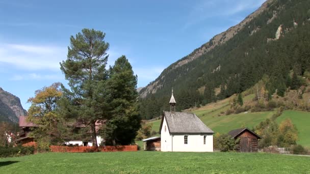 Kapell i mountain village — Stockvideo