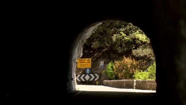 Carro em um túnel — Vídeo de Stock