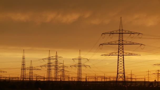 Pólos de energia no pôr-do-sol vermelho — Vídeo de Stock