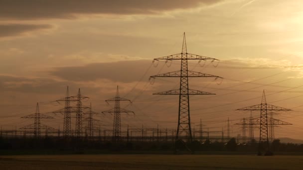 Puesta de sol sobre líneas eléctricas — Vídeos de Stock