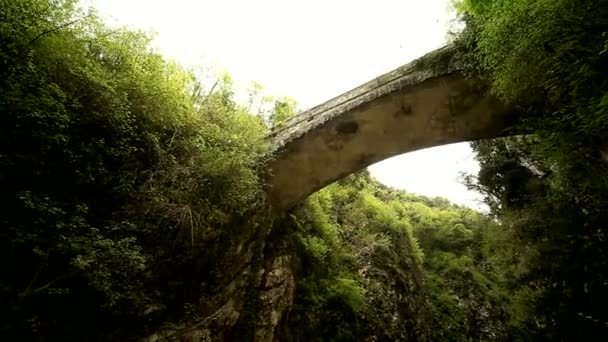 Estrada e ponte no desfiladeiro Brasa — Vídeo de Stock