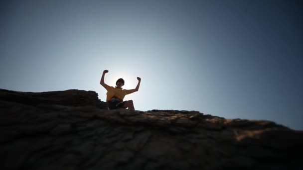 在阳光下的岩石上的男人 — 图库视频影像