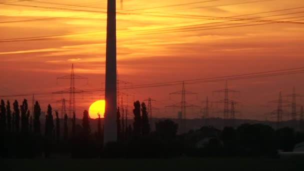 Pólos de energia no pôr-do-sol vermelho — Vídeo de Stock