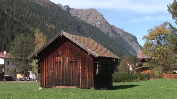 Хижина в австрийских Альпах — стоковое видео