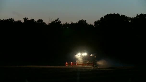 Combine harvester at night — Stock Video