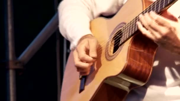 Hombre tocando la guitarra acústica — Vídeo de stock