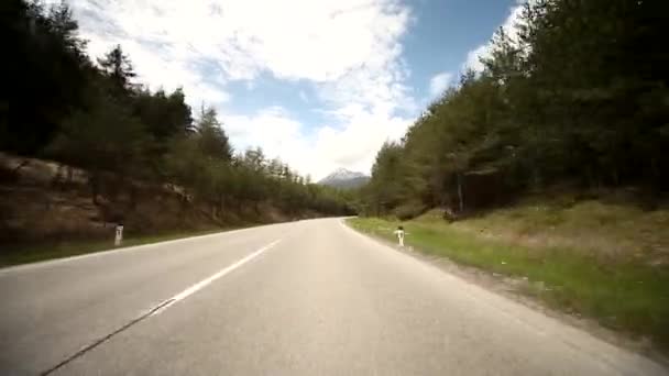 在阿尔卑斯山的一条公路上行驶 — 图库视频影像